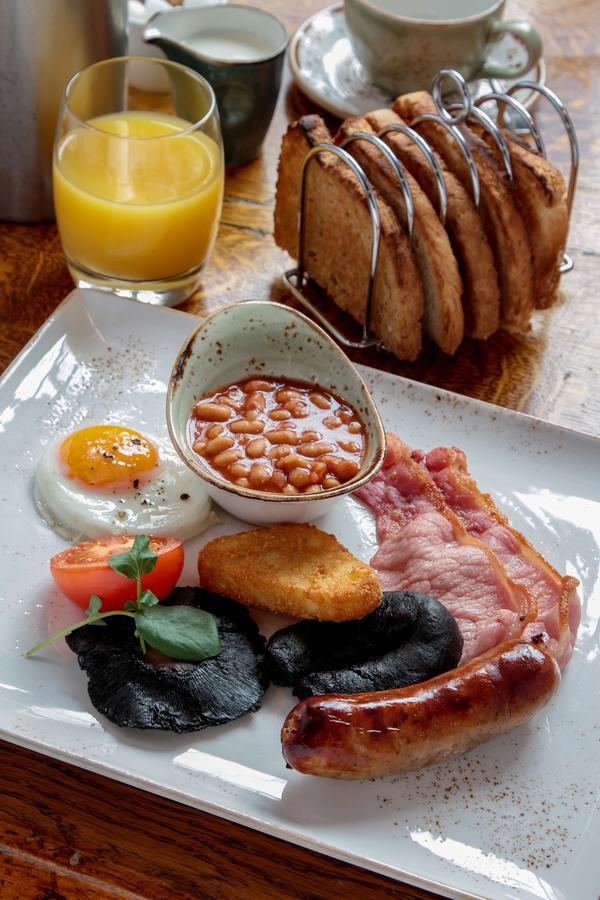 ホテル The Bear'S Paw Warmingham エクステリア 写真 English breakfast with baked beans